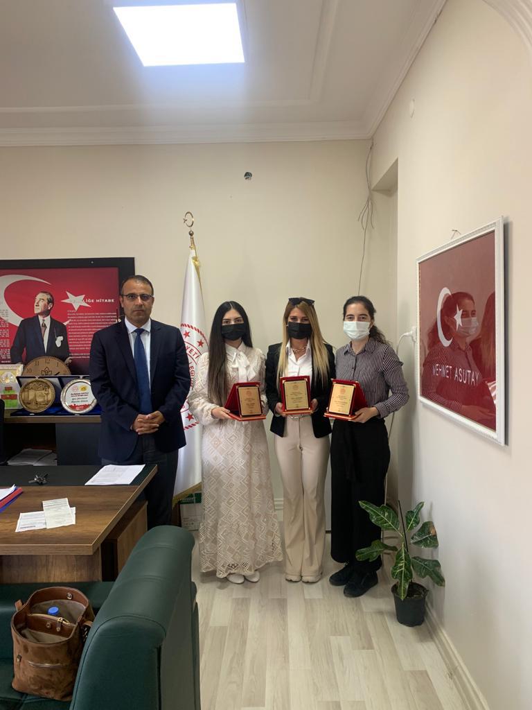MemHarran's tweet photo. Tübitak 4007 Harran Bilim Şenliği kapsamında düzenlenen "Öğretmenler Arası Özgün Materyal Yarışması"nda ilk 3'e girmeye hak kazanan öğretmenlerimize Şube Müdürümüz Fehmi Göv tarafından plaket takdimi yapıldı. Öğretmenlerimizi tebrik eder başarılarının devamını dileriz. https://t.co/PXG8S6xkFI