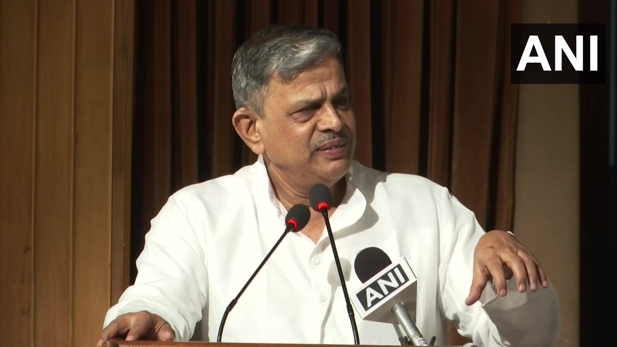 ANI's tweet photo. There is space for ideas of both sides, the left and the right, since these are human experience. There is no full stop in Indian tradition, left or right are suitable for present day geopolitics: RSS leader Dattatreya Hosabale https://t.co/TdJNp96JUq