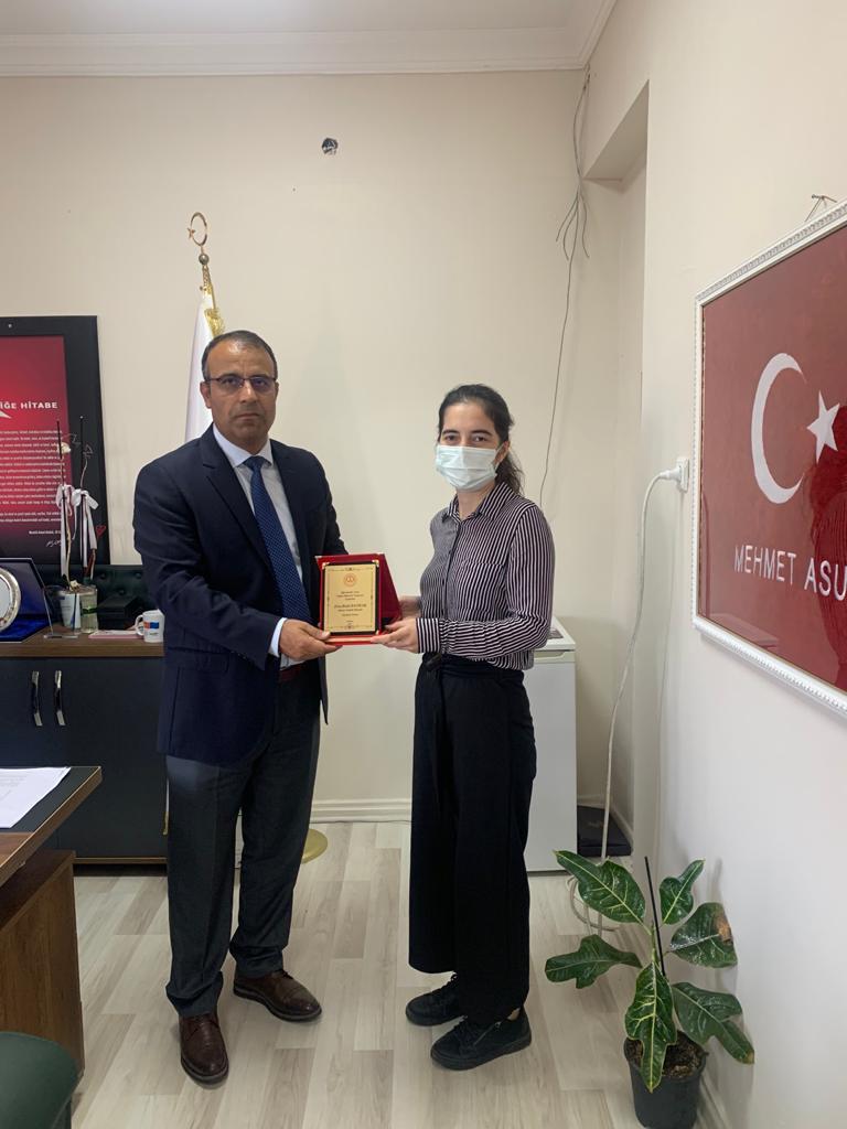 MemHarran's tweet photo. Tübitak 4007 Harran Bilim Şenliği kapsamında düzenlenen "Öğretmenler Arası Özgün Materyal Yarışması"nda ilk 3'e girmeye hak kazanan öğretmenlerimize Şube Müdürümüz Fehmi Göv tarafından plaket takdimi yapıldı. Öğretmenlerimizi tebrik eder başarılarının devamını dileriz. https://t.co/PXG8S6xkFI