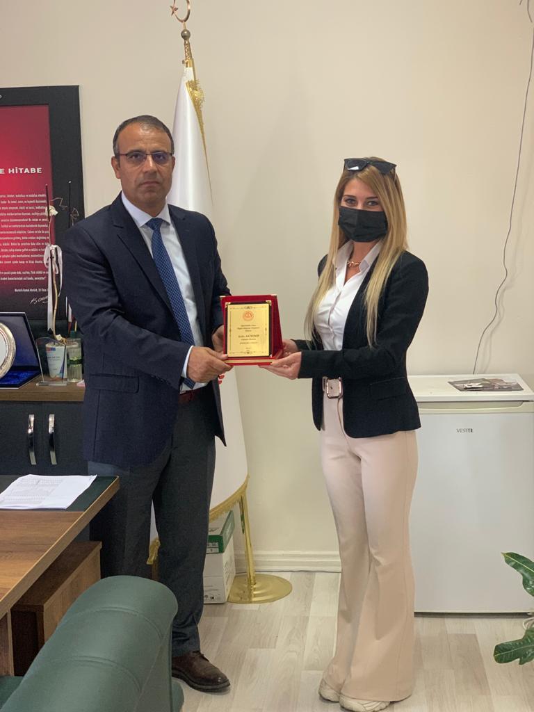 MemHarran's tweet photo. Tübitak 4007 Harran Bilim Şenliği kapsamında düzenlenen "Öğretmenler Arası Özgün Materyal Yarışması"nda ilk 3'e girmeye hak kazanan öğretmenlerimize Şube Müdürümüz Fehmi Göv tarafından plaket takdimi yapıldı. Öğretmenlerimizi tebrik eder başarılarının devamını dileriz. https://t.co/PXG8S6xkFI