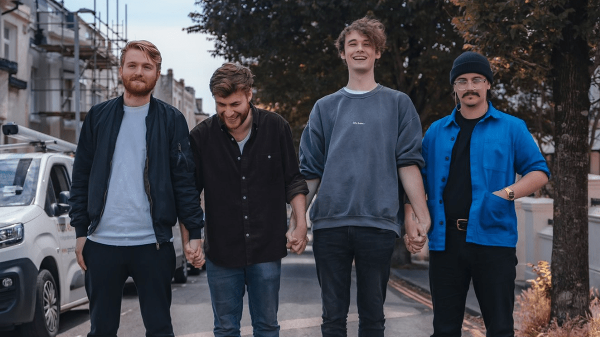 officialcharts's tweet photo. Brighton alt-rockers @LVJYonline have earned their first ever entry into the UK Top 40 with their new EP Pebble Brain ☀️ ❤️ https://t.co/9uMXWs9Nw4 https://t.co/49kfFfsST9
