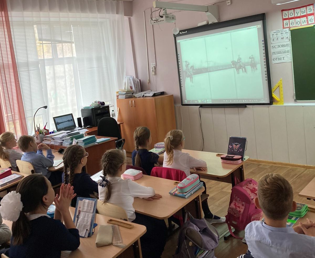 С октября в школе начался цикл мероприятий, посвященных 80-летию назначения города Куйбышева запасной столицей. 22 октября прошёл классный час в 4А классе.