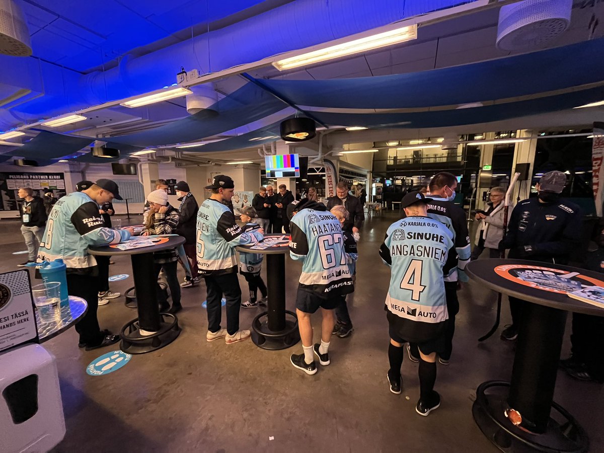 lahdenpelicans's tweet photo. Nimmarit kovaa valuuttaa matsin jälkeen! 👌🏼

Huhhuh mikä perjantai-ilta Isku Areenalla! 🔥

SUUUURI KIITOS YLEISÖ! 💙

#PelicansFi #Liiga https://t.co/rwta2pZaH4