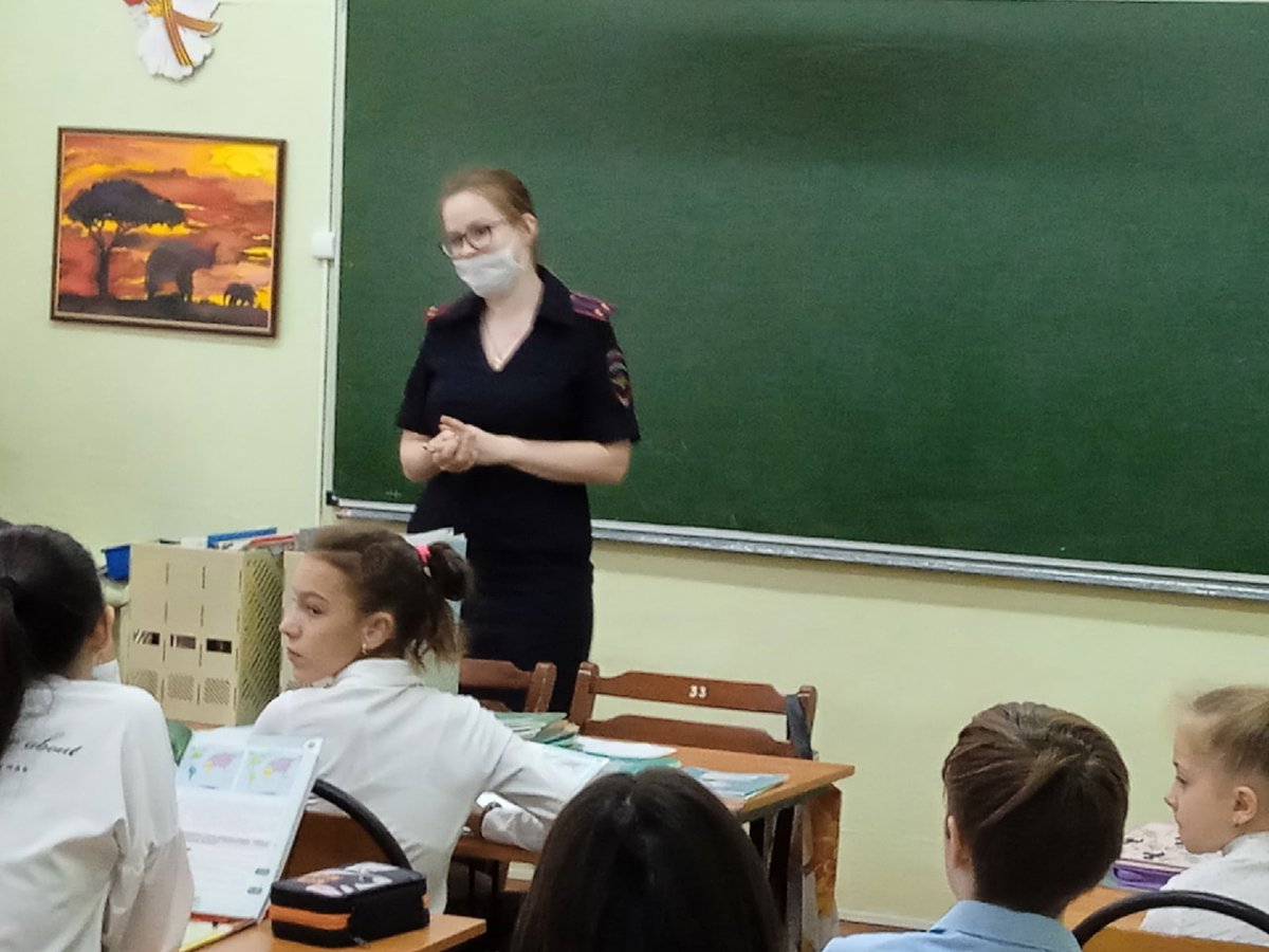 В преддверии осенних каникул в школе состоялась встреча с инспектором ГИБДД. Ребятам напомнили основные правила поведения на дороге; о необходимости использования световозвращающих элементов на одежде и рюкзаках. Сделаем каникулы школьников безопасными!