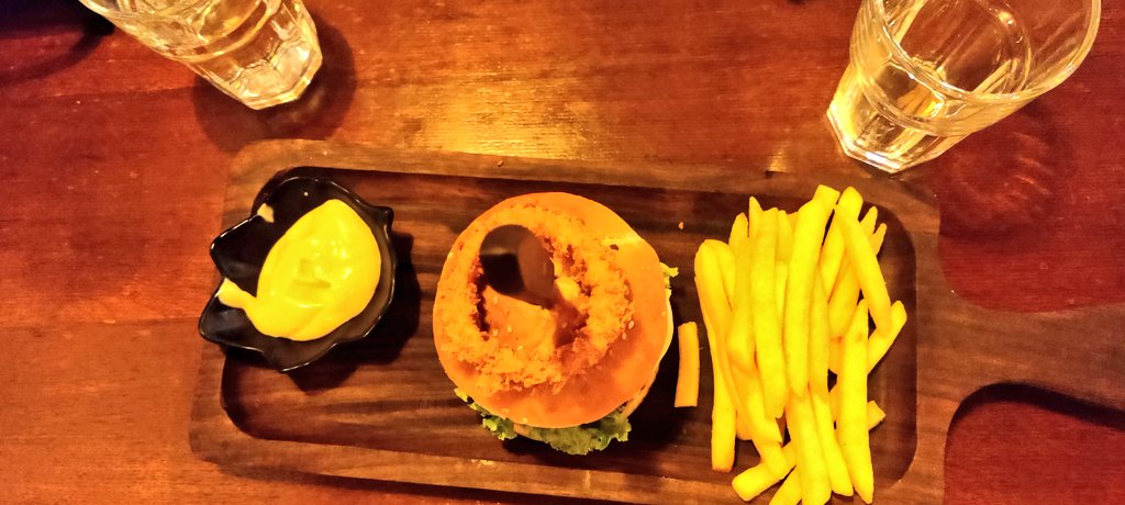 JharkhandiFood's tweet photo. झारखण्ड में बर्गर भी मिलता है। वो भी बढ़िया। 

This is about today evening. Thanks to #ODam cafe, Rock Garden, Ranchi. https://t.co/EnxiiVAeCn