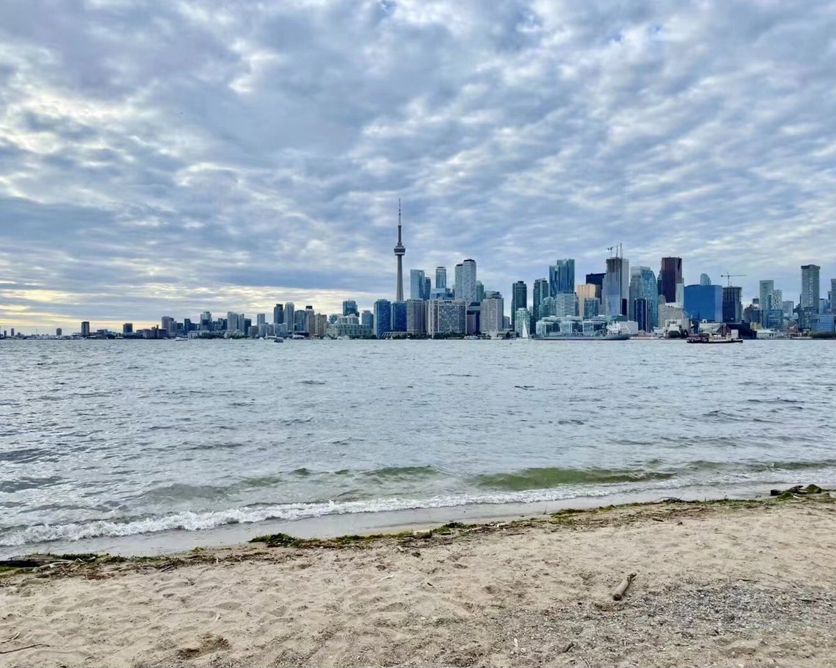 #fridayfunfact Did you know that by being near the water can lower blood pressure, decrease stress, bring on relaxation, improve creativity, and bring about a general sense of happiness? 

#ChooseToBeHealthy #Cityscape #Wellness #HarbourView #SourceOfLife