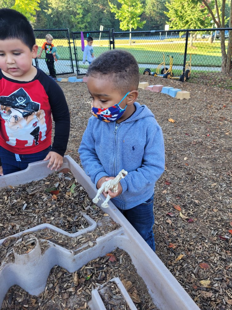 RCPS_EarlyLearn's tweet image. Cover me in sunshine ☀️ #playgroundvibes