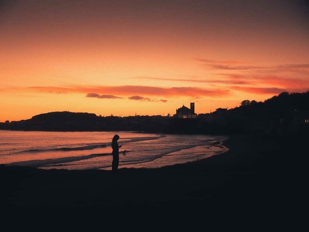 AzoresWhatElse's tweet image. Photo by @r.s.mota 🌅 "E sentámo-nos em silêncio a ver o Sol e as sombras que nasciam da sua morte."
- Em nome da terra, Vergílio Ferreira.
.
#visual_square #pontadelgada #visitazores #azoresislands #igersportugal #travelphotography #landscape  #sharing_portugal #portugalcome…