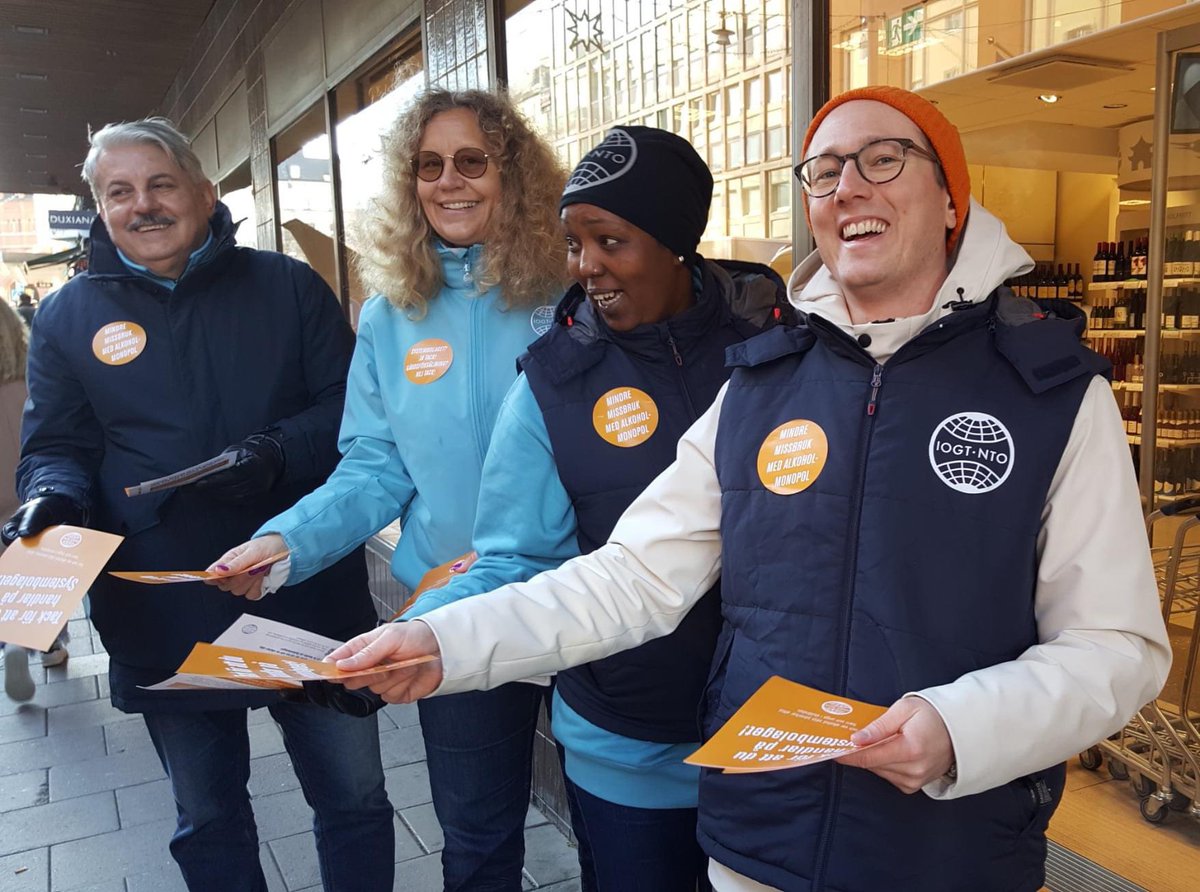 IOGTNTO's tweet image. Idag flygbladsutdelning. Två statliga utredningar har konstaterat att gårdsförsäljning inte är förenligt med @systembolaget ändå pågår en tredje utredning. Skippa gårdsförsäljning och bevara Systembolaget. Mindre Missbruk Med Monopol. @Movendi_Int @lenahallengren @AckoAnkarberg