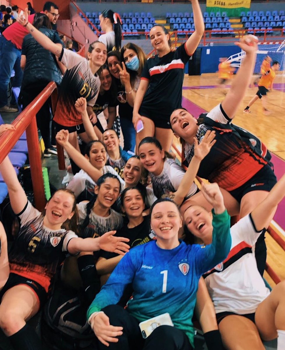 femebal's tweet photo. ¡A LA FINAL! 🏆
Mañana desde las 11.45 hs, @AACF_Quilmes disputará la final femenino frente a #AltaBarda.
Por la rama masculina, @velez_handball hará lo propio desde las 13.30 hs frente a #Aseba.
📸 @AACF_Quilmes / @velez_handball https://t.co/dQjKWdQb5Y