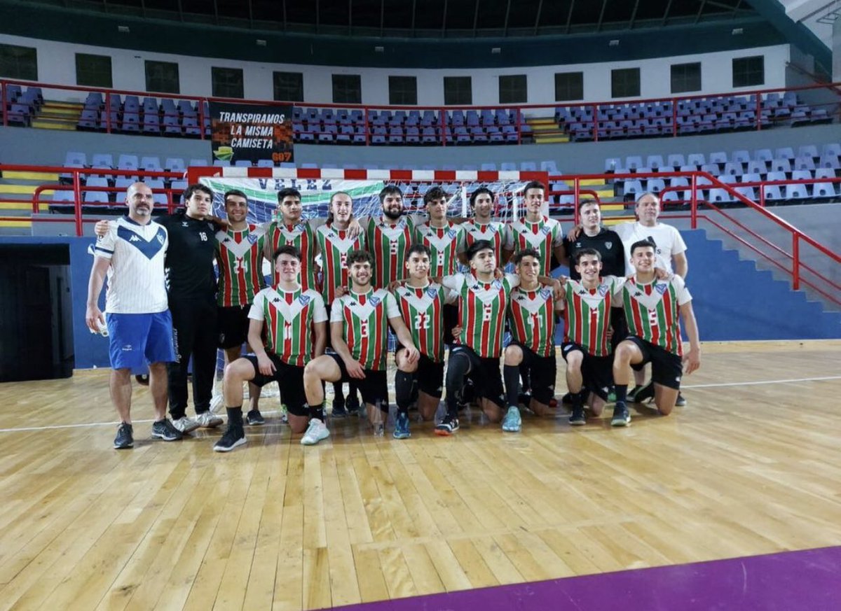femebal's tweet photo. ¡A LA FINAL! 🏆
Mañana desde las 11.45 hs, @AACF_Quilmes disputará la final femenino frente a #AltaBarda.
Por la rama masculina, @velez_handball hará lo propio desde las 13.30 hs frente a #Aseba.
📸 @AACF_Quilmes / @velez_handball https://t.co/dQjKWdQb5Y