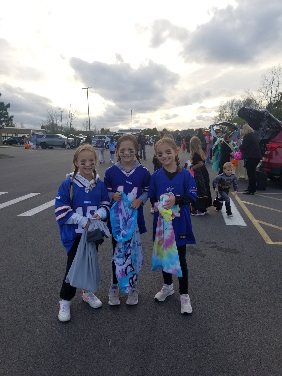 jmakpinehurst's tweet photo. Pinehurst's first Trunk or Treat was enjoyed by all.  Thank you to our Lake View Fire Department who supported the event. https://t.co/aQ8zyKCp2d
