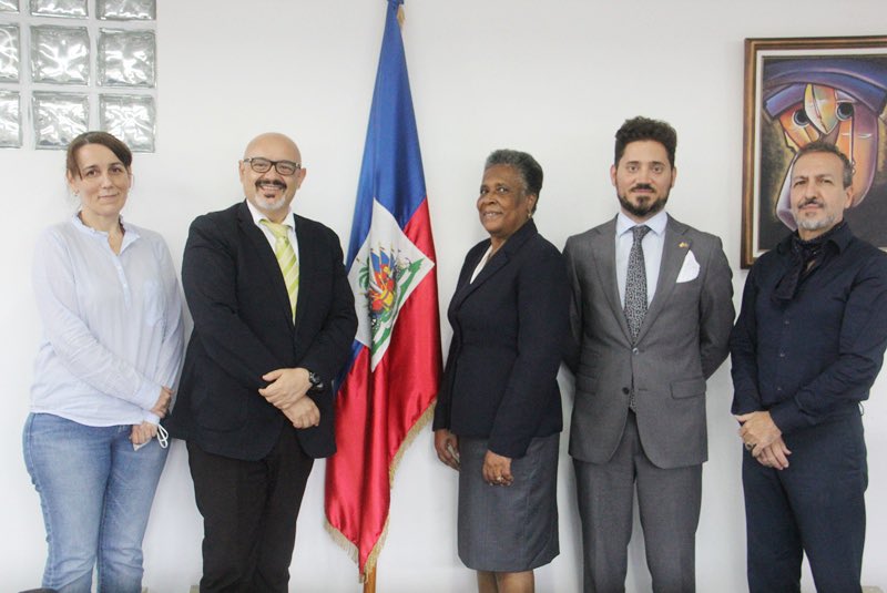 AECIDHaiti's tweet photo. Nou te fè yon bon chita pale jodi a ak @MENFP_Education 🇭🇹. Objèktif rankont sa a se te pou n kontinye sere lyen yo 🇪🇸ak🇭🇹, epi gade ansanm tout posibilite pou #Espay 🇪🇸 kontinye soutni sistèm edikatif #Ayisyen an.

#educacion #haiti #espagne https://t.co/bE3wt1iyJ8