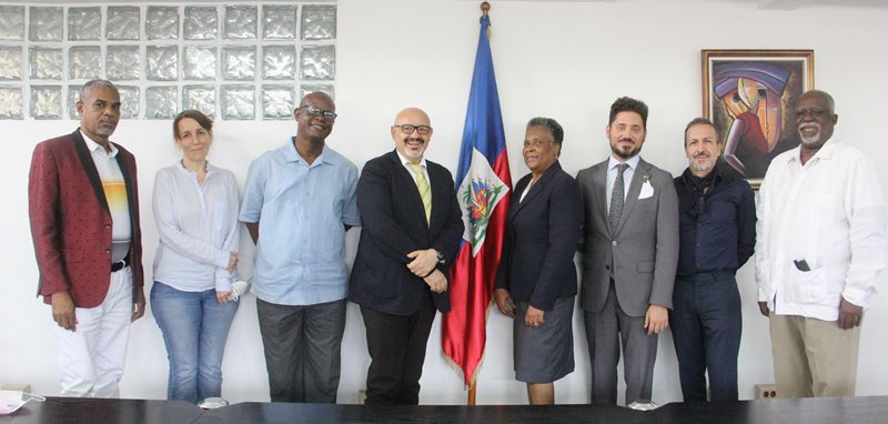 AECIDHaiti's tweet photo. Nou te fè yon bon chita pale jodi a ak @MENFP_Education 🇭🇹. Objèktif rankont sa a se te pou n kontinye sere lyen yo 🇪🇸ak🇭🇹, epi gade ansanm tout posibilite pou #Espay 🇪🇸 kontinye soutni sistèm edikatif #Ayisyen an.

#educacion #haiti #espagne https://t.co/bE3wt1iyJ8