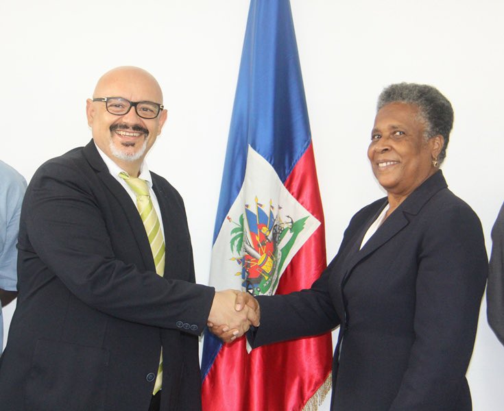 AECIDHaiti's tweet photo. Nou te fè yon bon chita pale jodi a ak @MENFP_Education 🇭🇹. Objèktif rankont sa a se te pou n kontinye sere lyen yo 🇪🇸ak🇭🇹, epi gade ansanm tout posibilite pou #Espay 🇪🇸 kontinye soutni sistèm edikatif #Ayisyen an.

#educacion #haiti #espagne https://t.co/bE3wt1iyJ8