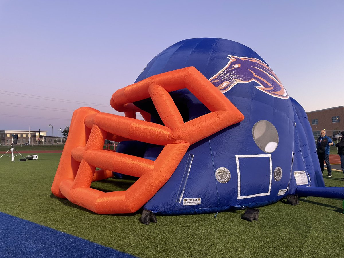 JahmalKennedy's tweet photo. Just over 20 minutes out from our final regular season GOTW. West Fargo Sheyenne hosting Fargo Davies.
7pm on WDAY Xtra. See you there! #FDFonWDAY https://t.co/NYgrAmjMXP