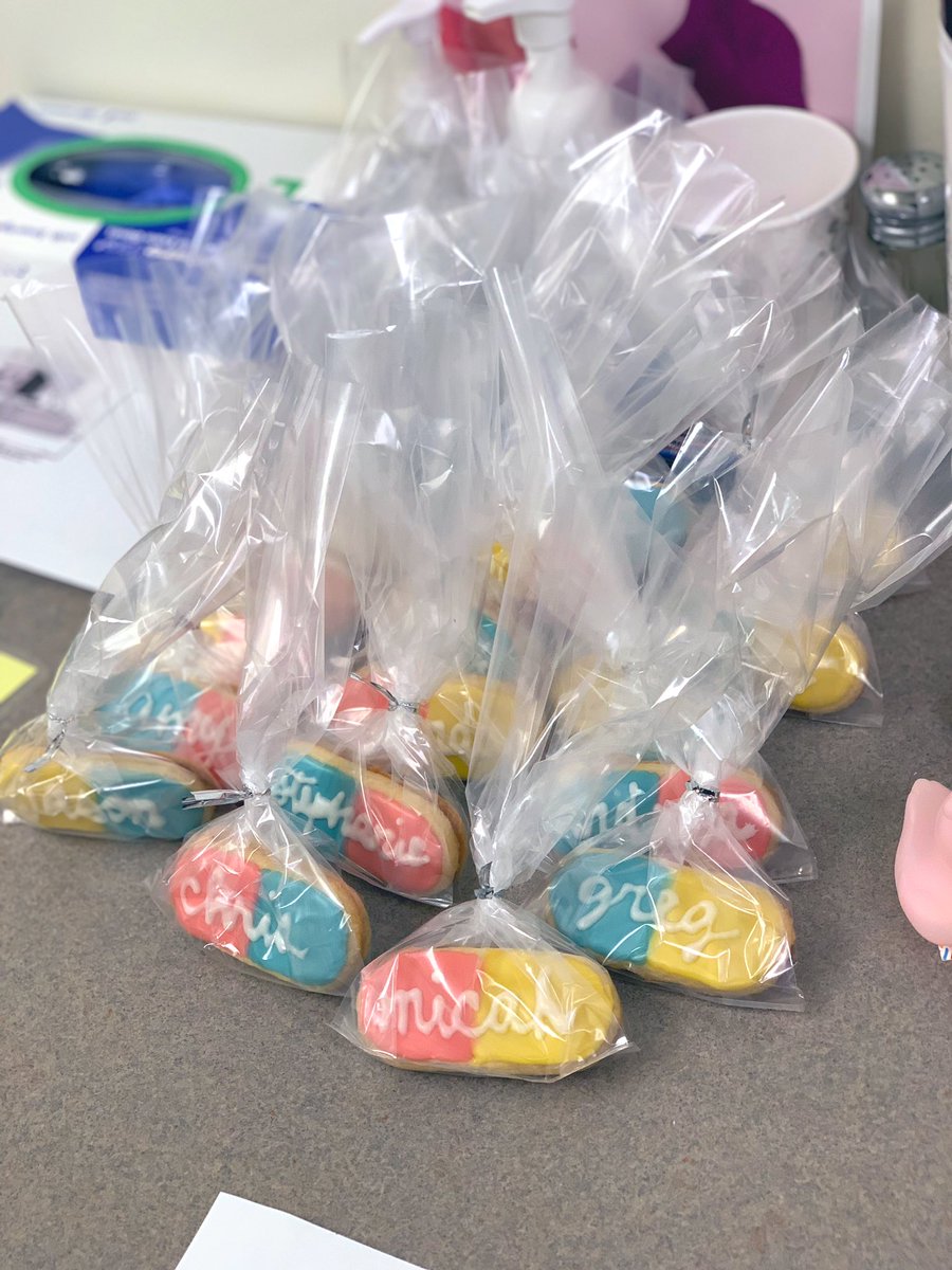 Happy #PharmacyWeek! Gave me an excuse to use my capsule cookie cutter &amp; the vegan sugar cookies were a hit! Absolutely love my team 💊❤️