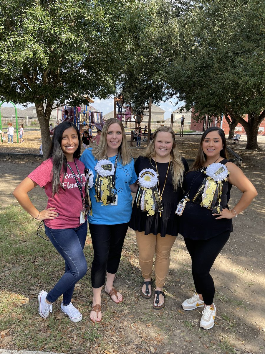 SamanthaTupp1's tweet photo. First Grade celebrating East Central Homecoming 🎉❤️ https://t.co/LGm8NFeSZJ