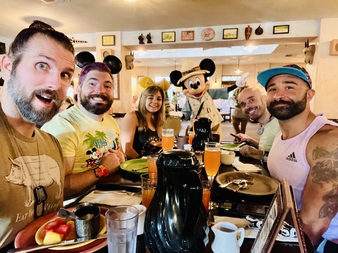 2 pic. Animal kingdom day https://t.co/wpPn6EjDdL