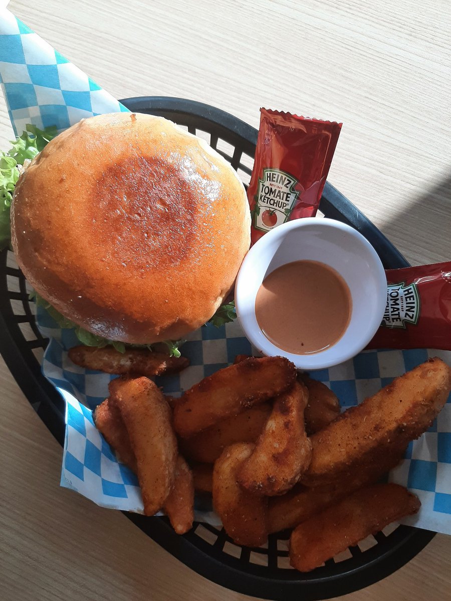 memoalvaradom's tweet photo. Me parece injusto que no prueben las hamburguesas que hacemos en @MariscosElLuigi, no puedo comerme todas solo.

De puro coraje voy a regalar 4 hamburguesas a 3 personas (2 a 1 y 1 a 2) que den like a este tweet. 

El Lunes 25 en la noche les aviso quien ganó. 

RT porfa 🙌🐟🦐 https://t.co/UfNjvkft8q