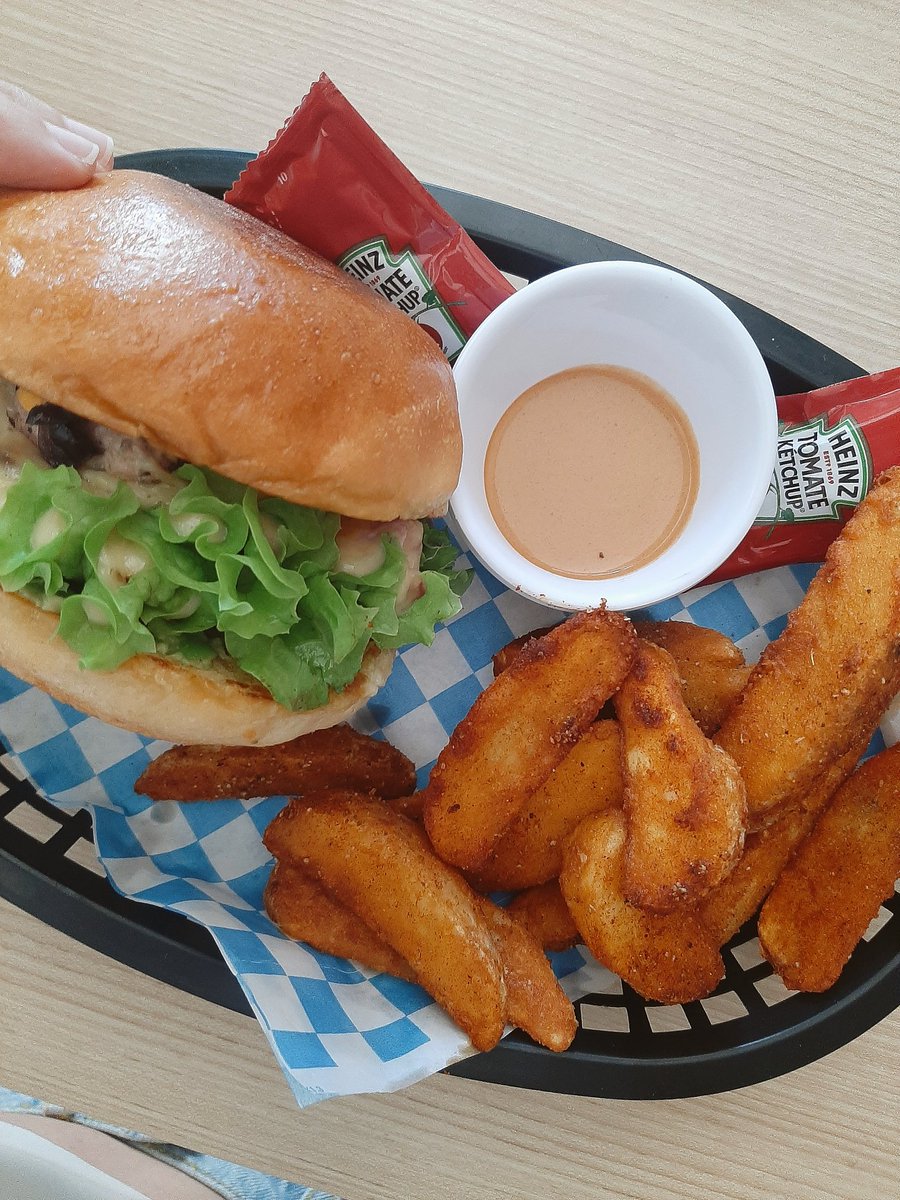 memoalvaradom's tweet photo. Me parece injusto que no prueben las hamburguesas que hacemos en @MariscosElLuigi, no puedo comerme todas solo.

De puro coraje voy a regalar 4 hamburguesas a 3 personas (2 a 1 y 1 a 2) que den like a este tweet. 

El Lunes 25 en la noche les aviso quien ganó. 

RT porfa 🙌🐟🦐 https://t.co/UfNjvkft8q