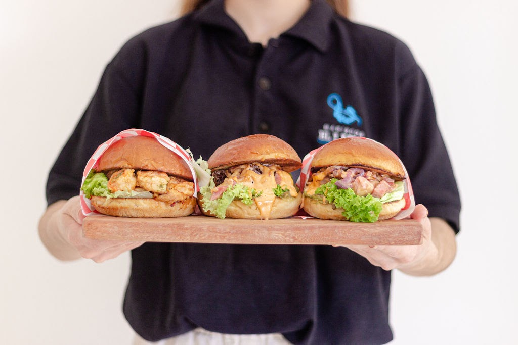 memoalvaradom's tweet photo. Me parece injusto que no prueben las hamburguesas que hacemos en @MariscosElLuigi, no puedo comerme todas solo.

De puro coraje voy a regalar 4 hamburguesas a 3 personas (2 a 1 y 1 a 2) que den like a este tweet. 

El Lunes 25 en la noche les aviso quien ganó. 

RT porfa 🙌🐟🦐 https://t.co/UfNjvkft8q