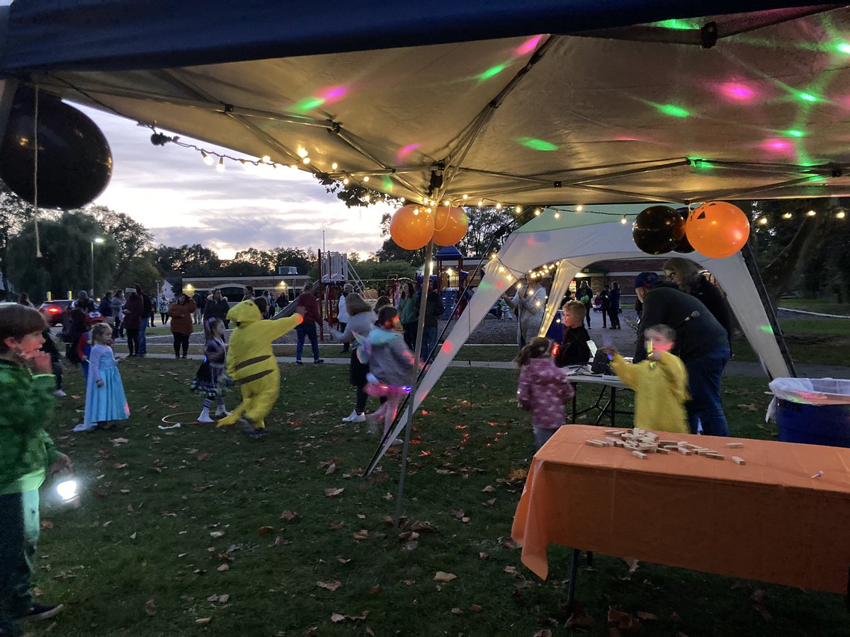 BrennaFarrell9's tweet photo. Briarwood celebrated the spooky season of Halloween with a dance party, candy, photo booth, and lots of smiles! Thanks to PTSA and all our families! @WestIrondequoit https://t.co/IWPCPOcJhn