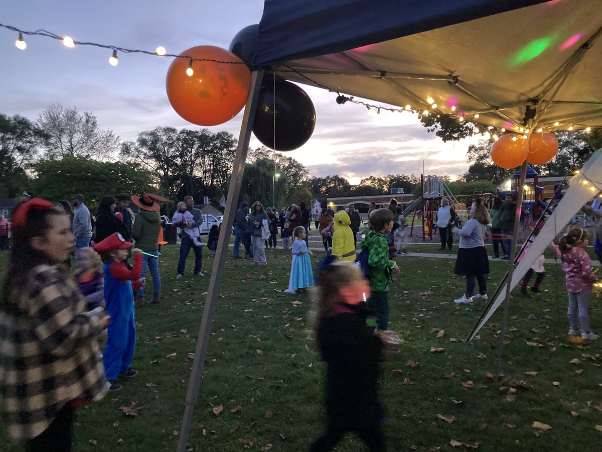 BrennaFarrell9's tweet photo. Briarwood celebrated the spooky season of Halloween with a dance party, candy, photo booth, and lots of smiles! Thanks to PTSA and all our families! @WestIrondequoit https://t.co/IWPCPOcJhn