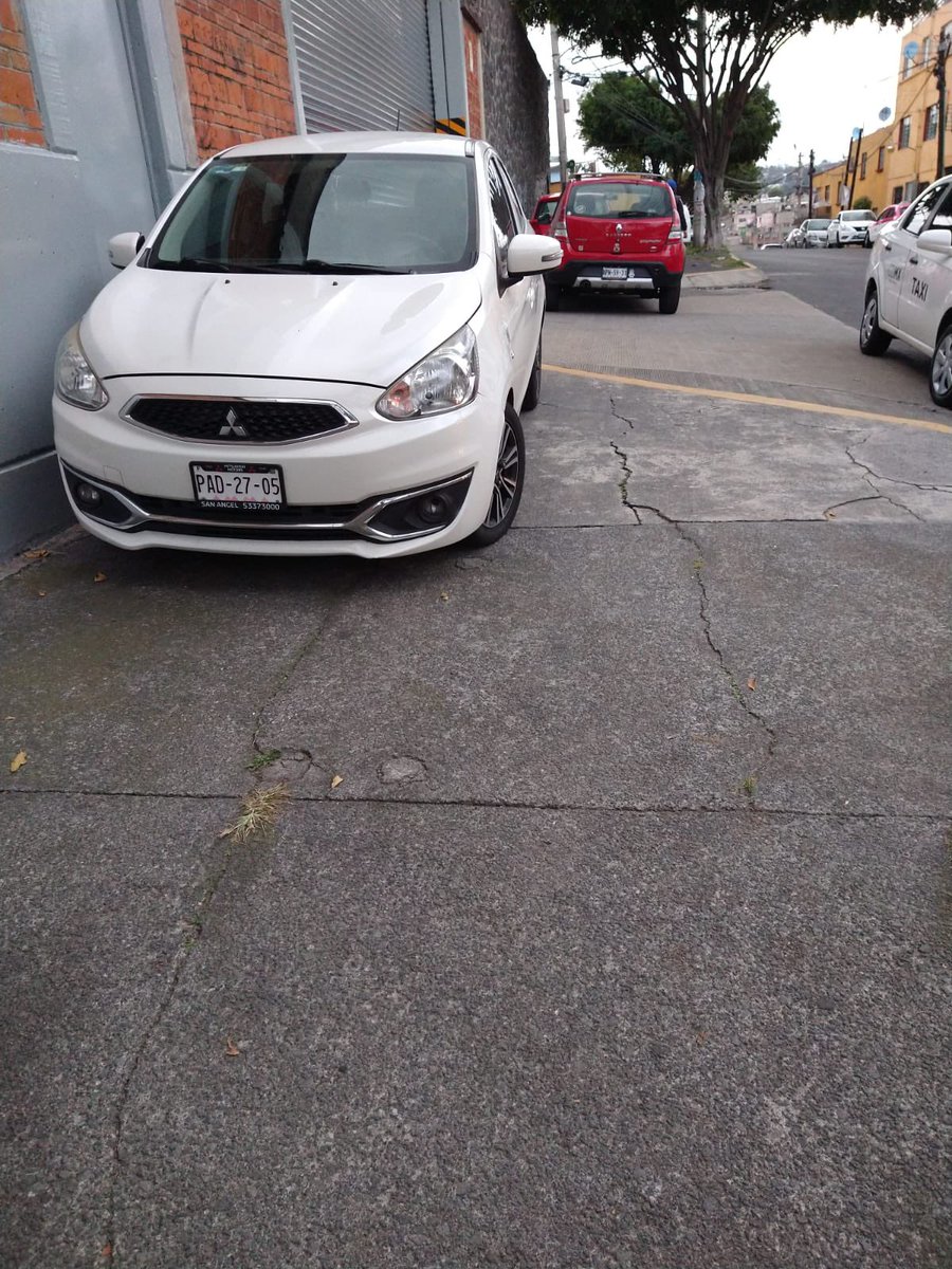 Hirepunk's tweet photo. Buenas tardes @UCS_GCDMX pueden mandar apoyo de #TransitoGCDMX para sancionar y liberar banqueta en Halcón esq. Postes col, José Ma. Pino Suárez todos los días lo mismo, aún las placas de ♿️ deben ser sancionados. Ojalá la @AlcaldiaAO pueda levantar banqueta. https://t.co/PdUNvhtQOH