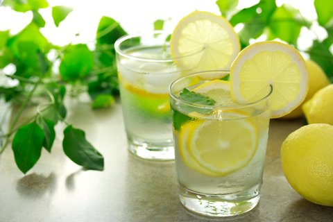 LoriShemek's tweet photo. Even the smallest changes in your routine can have a big impact on your health.  

One such change is drinking lemon water each day.

Benefits:

1. Aids Digestion

2. Protects Against Inflammation

3. Provides a Vitamin C Boost

4. Helps Prevent Kidney Stones

#lemonwater #health https://t.co/LvBzND2FQy