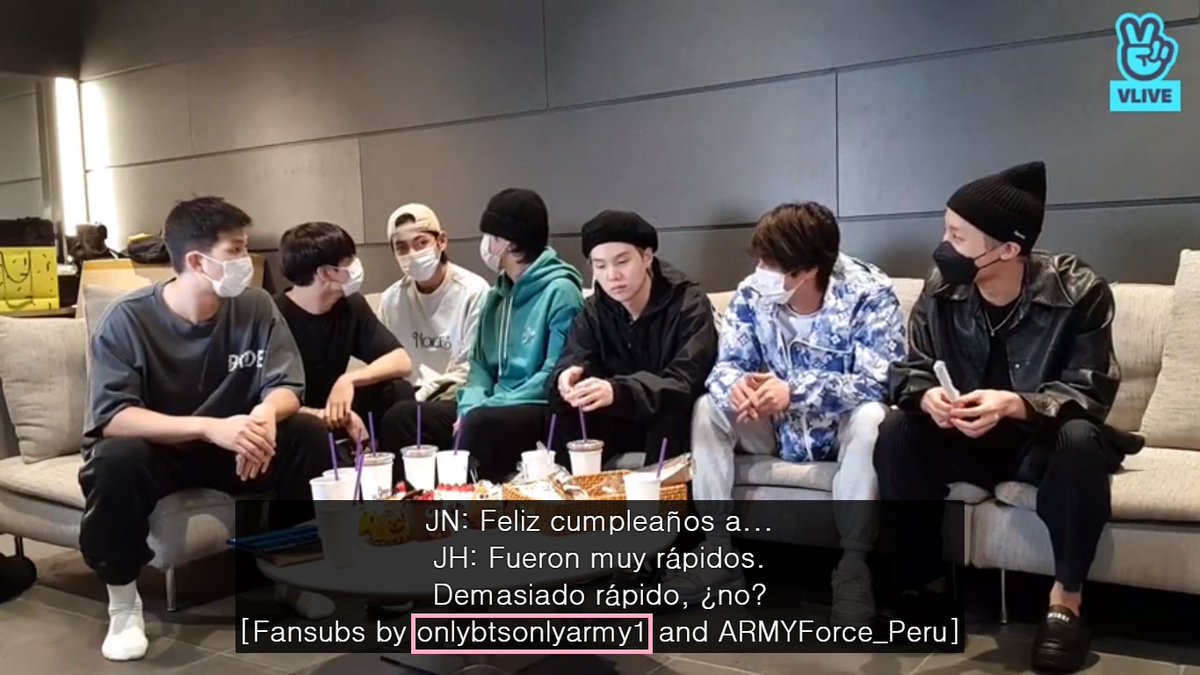 onlybtsonlyarmy's tweet photo. Por si acaso, el último vlive OT7 ya tiene subtítulos en español 🥰

Estuve pendiente todo el día para traducirlo y lo abrieron tarde 🥴, terminé como a las 5am e hice un 92% + notas 😉, así que espero les sean de ayuda 🤗

🔗: https://t.co/if4t7Zy9AU

@BTS_twt #BTS #방탄소년단 https://t.co/CE142EiRij