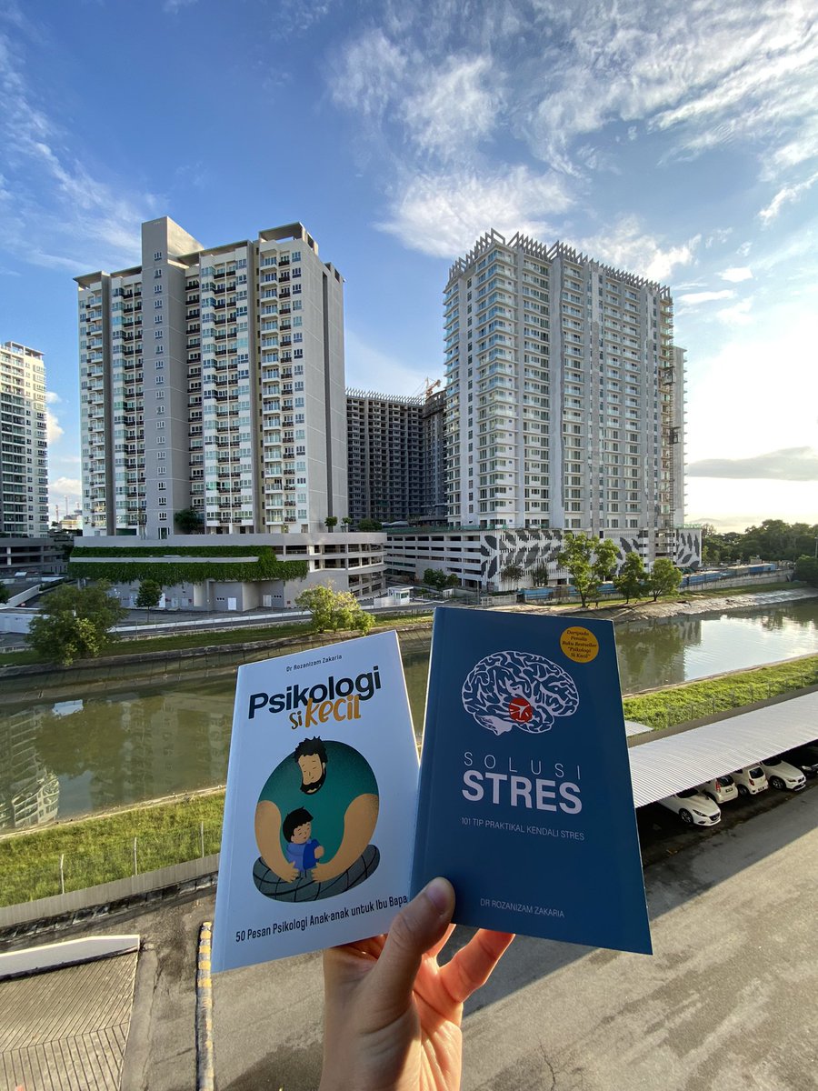 AizuddinK's tweet photo. Buku-buku yang ditunggu-tunggu. Zaman sekarang memang perlu kefahaman yang lebih untuk kesihatan mental dah psikologi buat diri sendiri, keluarga dan kenalan rapat. Terima kasih @DrRozanizam https://t.co/nHZGKBLxbL