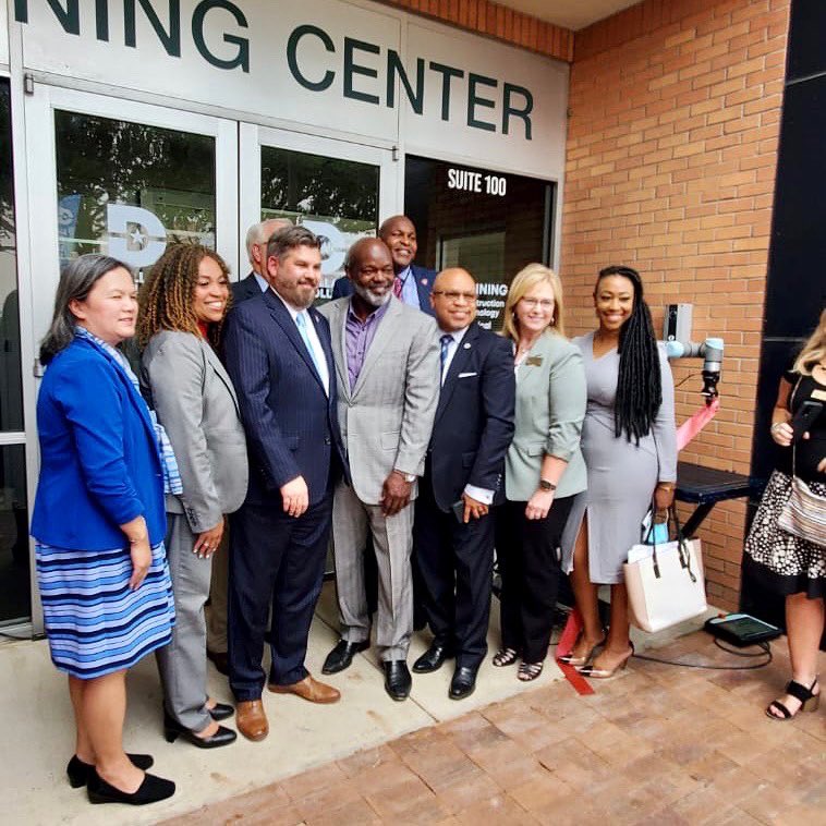 informatedfw's tweet photo. π’ Dallas College Innovation Center Brings Training and Resources to South Dallas! #DallasCollegePartner
To learn more contact workreadyu@dcccd.edu or call 214-860-5902.
In partnership with @dallascollegetx.
#Dallas #FortWorth https://t.co/auCMXOKqI0