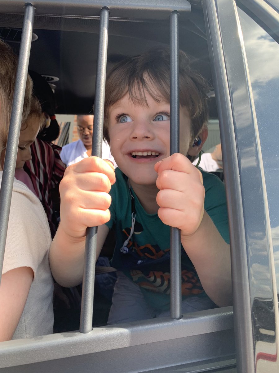 Making connections through real-life experiences during Community Helpers week <a href="/TarvinES/">Tarvin ES</a> !  Thank you Officer Bryant for sharing this authentic learning opportunity today with these little #NTtrailblazers 👮‍♀️ #1LISD