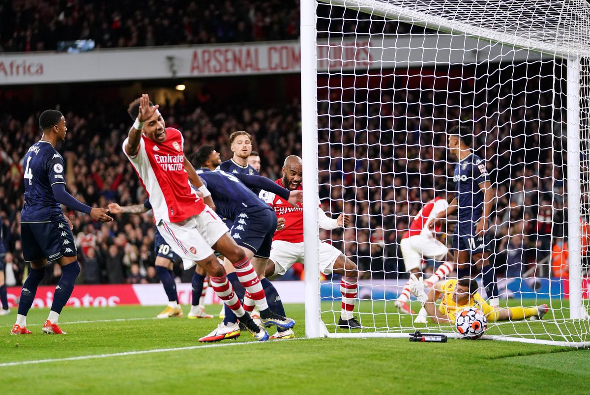 OsmanZtheGooner's tweet photo. Look at Laca 😂😂😍 https://t.co/LiuOLbuhrt