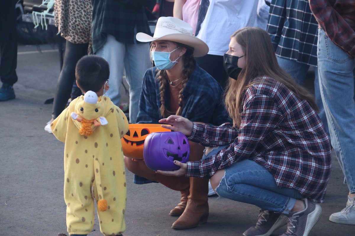 detroittitans's tweet photo. Titans Provide Smiles At Trick Or Treat Event #DetroitsCollegeTeam 

🔗 https://t.co/GI3f41HFm7 https://t.co/oIAF4zMcX4