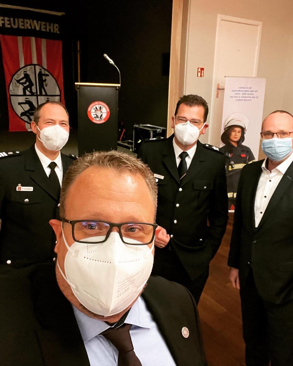 DennisGladiator's tweet photo. Die Teilnahme an der Jahreshauptversammlung der @FF_Hamburg ist für mich ein Zeichen des #Respekts und des #Dankes für das, was die Kameradinnen und Kameraden der 86 #Freiwilligen #Feuerwehren jeden Tag für uns alle leisten! https://t.co/hoojexOgNi