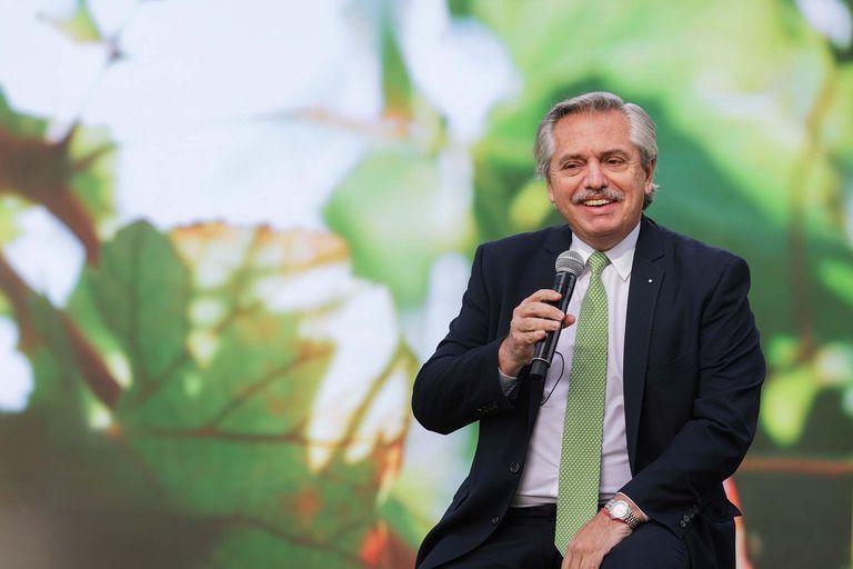LANACION's tweet photo. Alberto Fernández: “Vamos a seguir gobernando la Argentina porque la sociedad no nos va a perdonar que vuelva el macrismo” https://t.co/ttflekI69Q https://t.co/dLhOqVqy1z