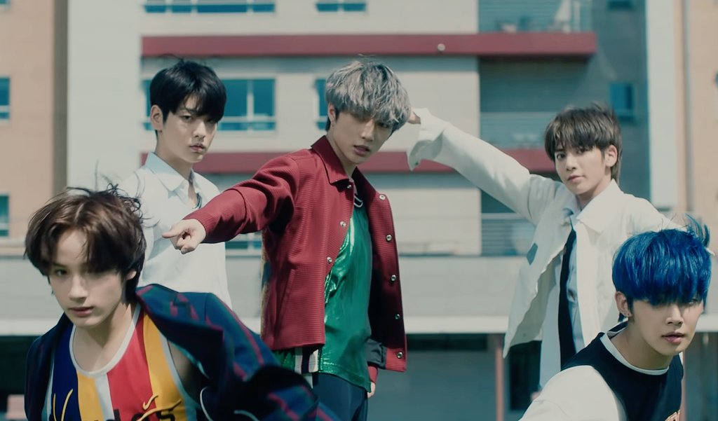 кан тэхен run away. Txt тэхен run away. Txt kpop группа. тхт кпоп. Txt away.