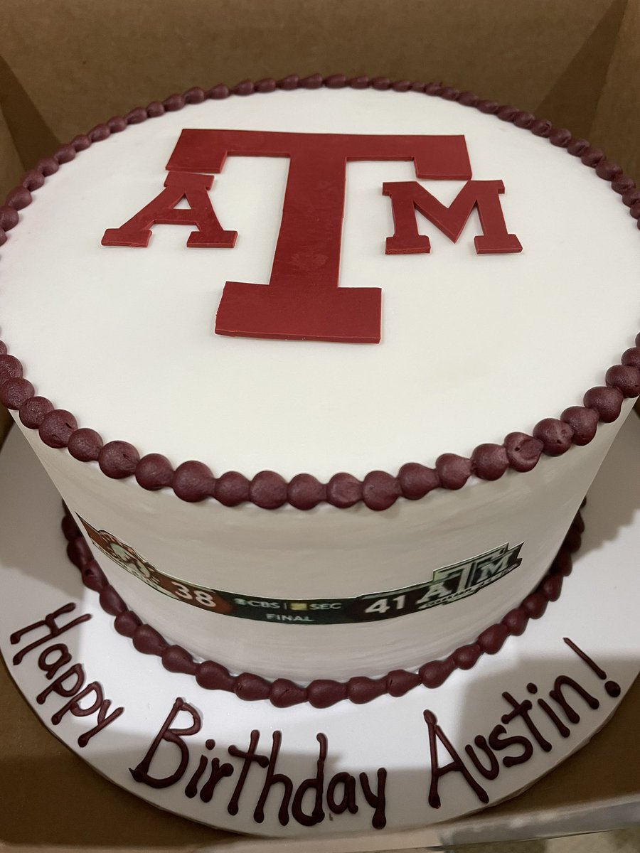 austinn_89's tweet photo. Wifey came through clutch with my birthday cake!! #gigem #12thMan @apeoples13 @tamu @AggieFootball @texags https://t.co/eo7tvXz98C