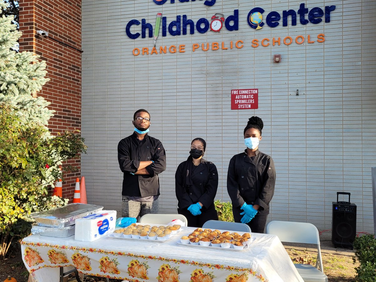 culinary_OHS's tweet photo. Orange High School Culinary Club serving homemade muffins to the students at Orange Early Childhood Center!
#GoodtoGreat #CulinaryClub #CTE https://t.co/tRtjSAOWSn