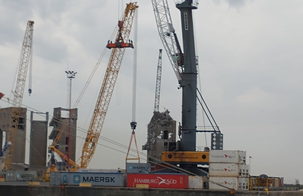 gonbauti's tweet photo. Puerto de Buenos Aires-@AGPuertos
@JoseBeniOK
Demolición de galerías de Silos Graneleros (ex TERBASA) en muelle 4 que permitirá ampliar el área de almacenamiento de contendores de Terminal 4-@APMTerminalsBA ante imposibilidad de contar con el predio de Terminal 5-@BACTSSAOK https://t.co/v9eF7EmHFg