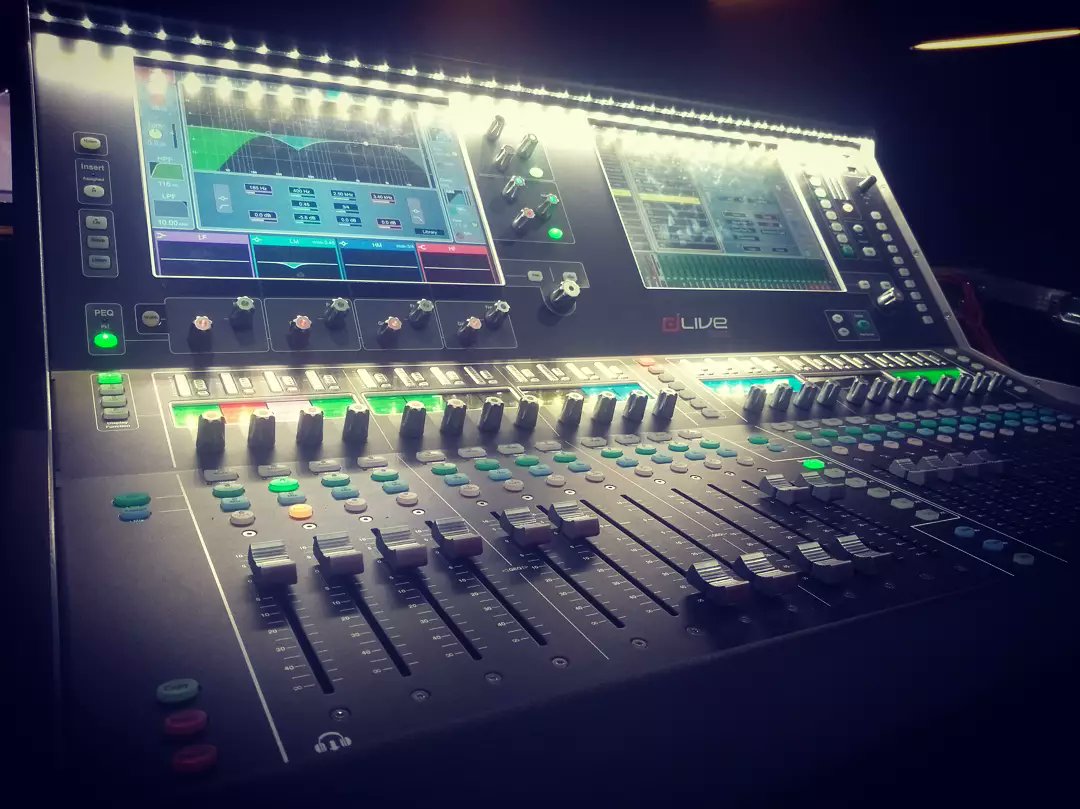 lother2003's tweet photo. La oficina de hoy!!!
#Planner #Producer #SoubdEngineer #SeLeTiene https://t.co/BdGAQ40d74