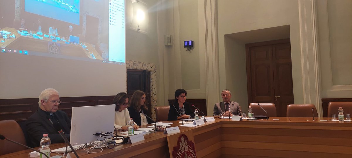 MarijaEfremov13's tweet photo. Conferenza di ogi"The cray of the earth, the answer of art"#Pontifica Università di Santa Croce#🇲🇰 https://t.co/qySWuSBOFy