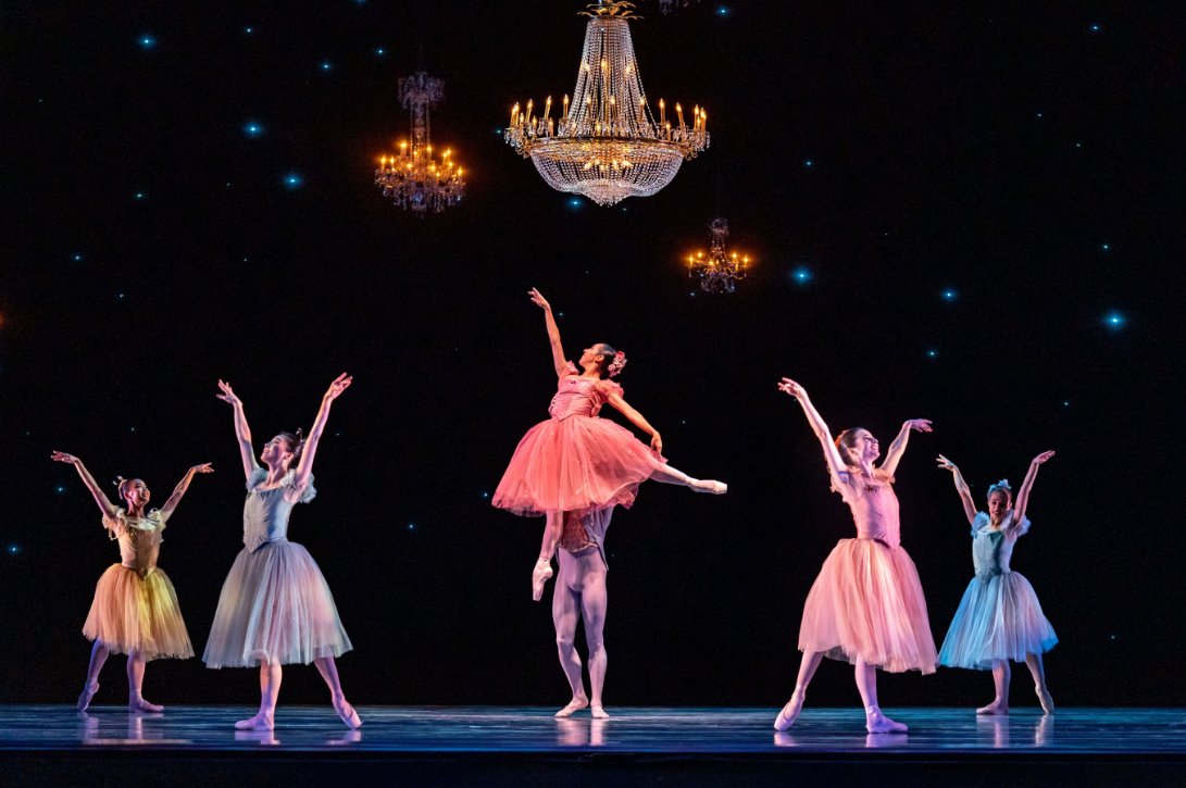 ChooseChicago's tweet photo. It's the final days to see the @joffreyballet's season opener show! No better way to capture #ChicagoCreativeSpirit than see the world-renowned company on the iconic @Lyricopera stage. Just look at these photos. 👀

Buy tickets: https://t.co/DYGyyN8fSV https://t.co/ZrL7cxB76X