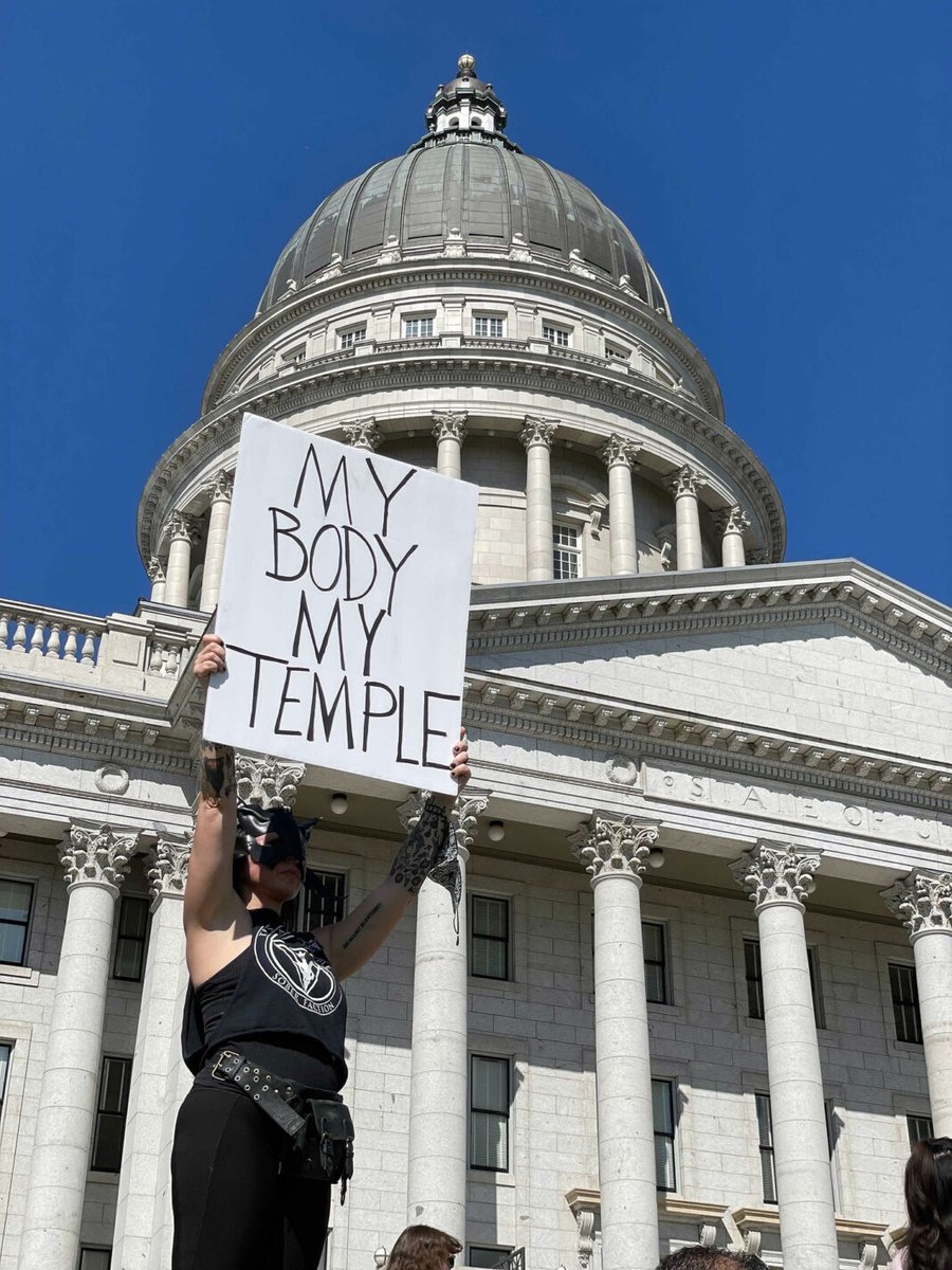 satanic_temple_'s tweet photo. Approximately 500 people gathered at the Utah Capitol Steps to advocate for their religious freedom. A small group of evangelicals tried, unsuccessfully, to disrupt the speeches made by TST members.

Photo: Marcie Young Cancio

View Marcie's coverage https://t.co/RK1nAporhA https://t.co/22mOl5QKB4
