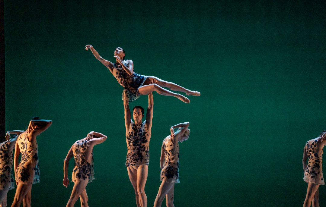 ChooseChicago's tweet photo. It's the final days to see the @joffreyballet's season opener show! No better way to capture #ChicagoCreativeSpirit than see the world-renowned company on the iconic @Lyricopera stage. Just look at these photos. 👀

Buy tickets: https://t.co/DYGyyN8fSV https://t.co/ZrL7cxB76X
