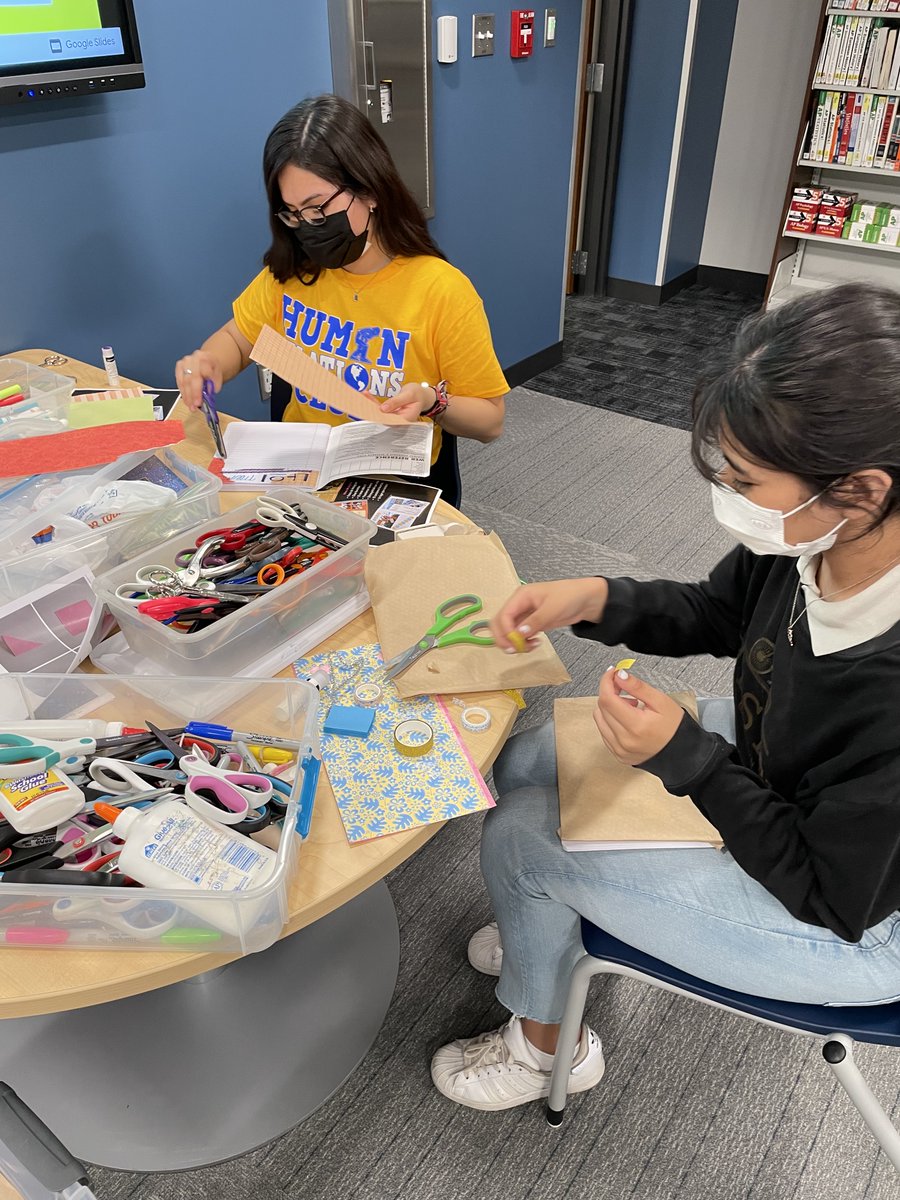 JTCentralLib's tweet image. Thank you Andrea and Joliet Public Library for today&apos;s craft day! Students enjoyed making smash books and Halloween flowers. 📚🎃😀👏💙💛