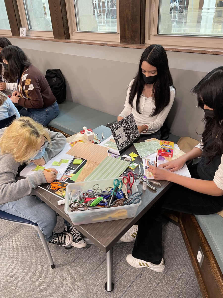 JTCentralLib's tweet image. Thank you Andrea and Joliet Public Library for today&apos;s craft day! Students enjoyed making smash books and Halloween flowers. 📚🎃😀👏💙💛