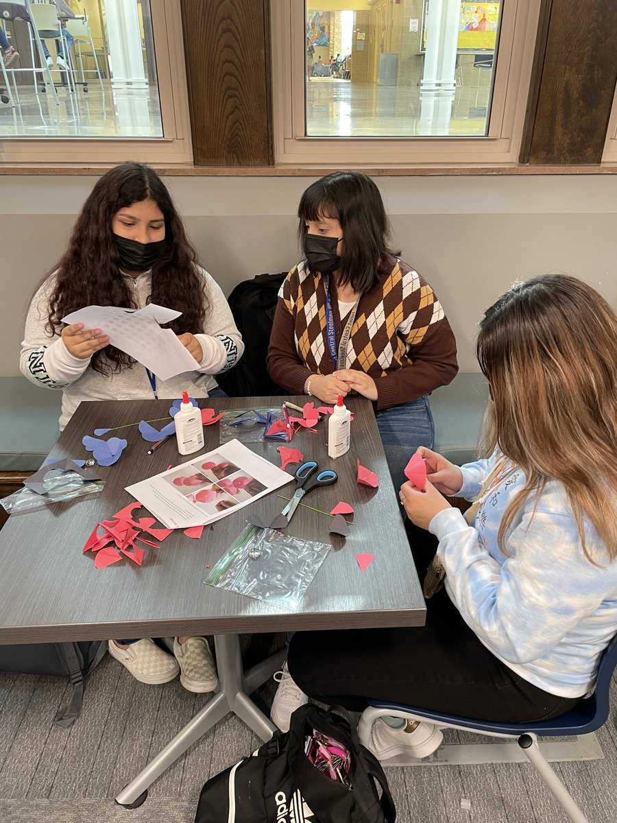 JTCentralLib's tweet image. Thank you Andrea and Joliet Public Library for today&apos;s craft day! Students enjoyed making smash books and Halloween flowers. 📚🎃😀👏💙💛